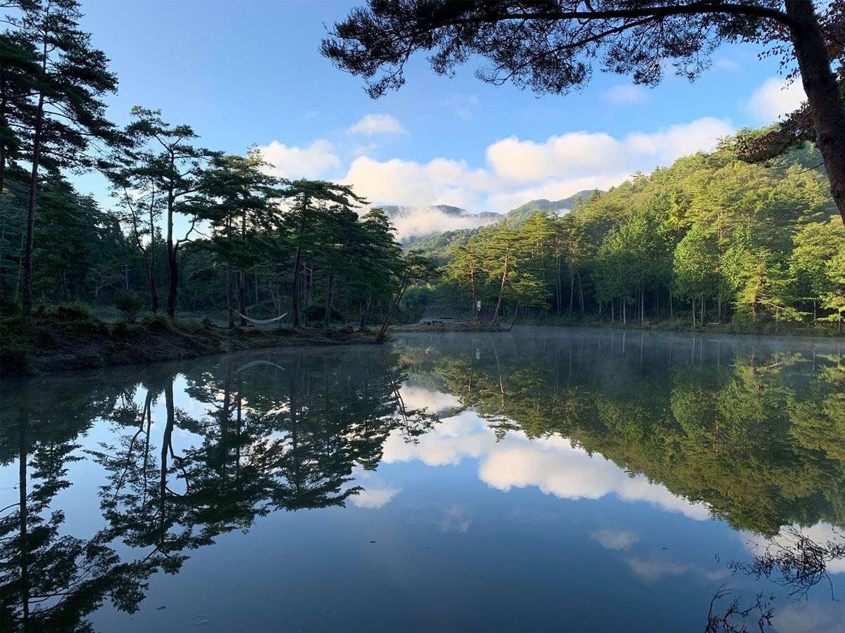 *【おおぐて湖】穏やかな湖面に小鳥のさえずりが聞こえてきます。静かな朝の散策がおすすめ