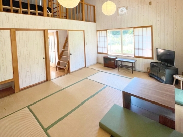 *客室一例／コンドミニアム客室内。10畳の部屋で広々！家族やグループでご利用ください。
