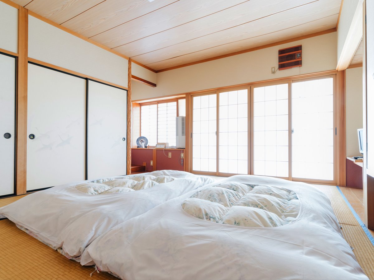 *【和室一例】日当たりの良い開放的な和室のお部屋。静かな環境でお過ごしください