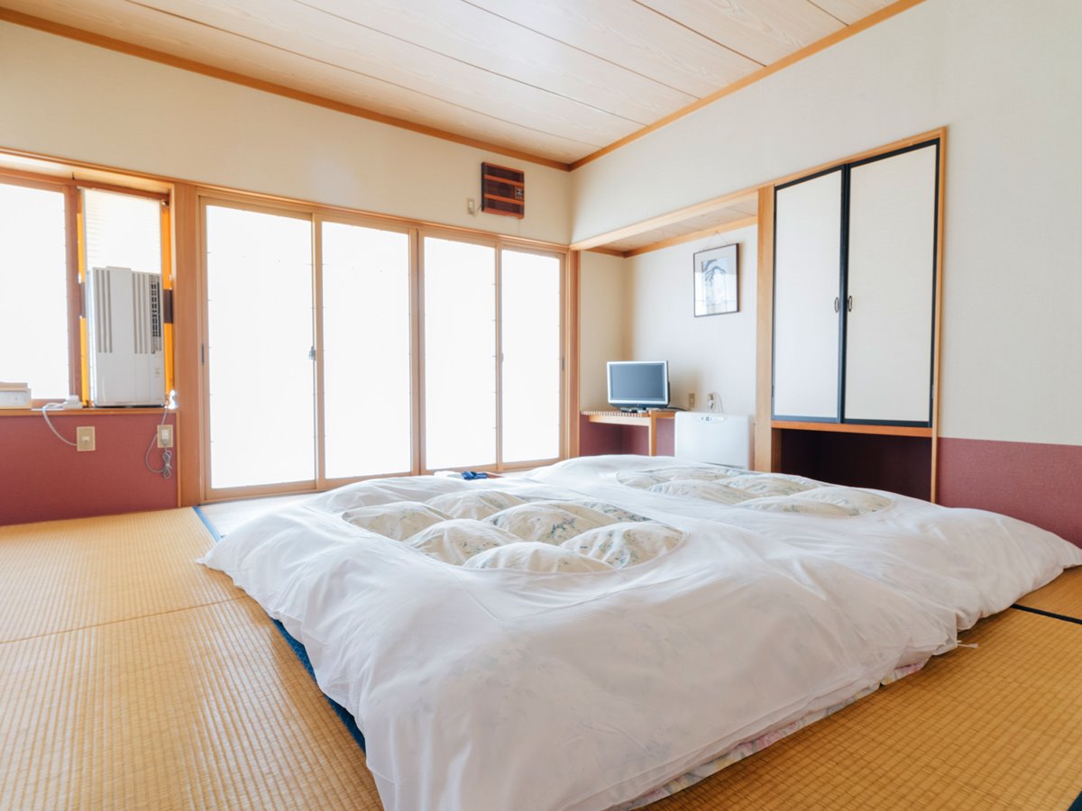 *【和室一例】畳のお部屋で足をのばしてリラックス。ゆったりとした時間の流れを感じます