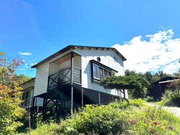 *客室一例／コンドミニアム外観。お部屋からはおおぐて湖畔が望めます。