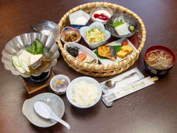 *【朝食】贅沢に味わう旬の朝膳地元食材たっぷり