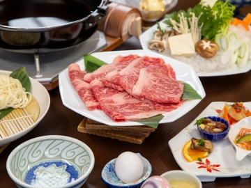 *【秋田由利牛】すき焼きの甘辛い割下が引き立てる、秋田由利牛の濃厚な旨味。贅沢なひとときを。