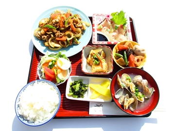 夕食一例：ボリューム満点です♪