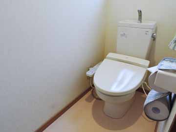 *【共同トイレ一例】1階の共同トイレです。温水洗浄付きで快適★
