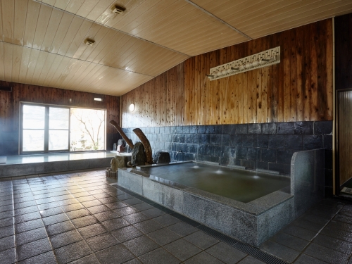 改装前は総ヒノキ風呂で、その名残が今も壁に残りやさしい檜の香りが漂うどこか懐かしい湯処です。