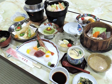 *【お料理】山や海の幸をふんだんに盛り込んだ和会席料理