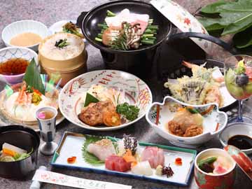 【ご夕食一例】当館定番「季節の会席」。地産地消にこだわり、地元の旬の食材をふんだんに使っております♪