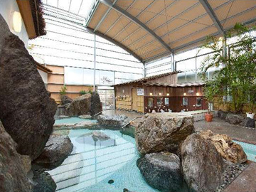 【大浴場】源泉100％掛け流しの温泉を広い大浴場でお楽しみ下さい。ダイナミックな岩が自慢です！