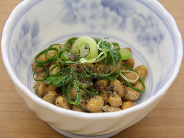 【飛騨納豆のえごま油がけ】粒が大きくふっくらしている飛騨納豆と飛騨えごまの伝統食材の組み合わせ♪