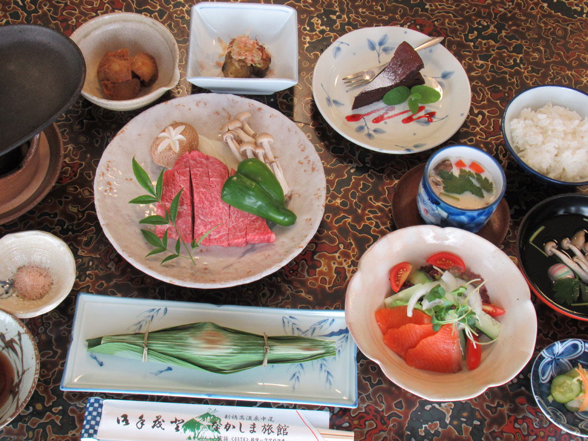 【夕食一例】お手軽会席ながら、飛騨牛ランプステーキがしっかりついています