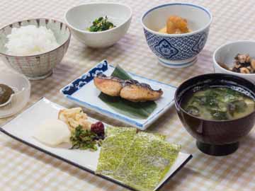 *【朝食一例】焼き魚がメインの和朝食。自家製味噌のお味噌汁が好評!