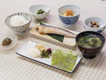 *【朝食一例】焼き魚がメインの和朝食。自家製味噌のお味噌汁が好評!