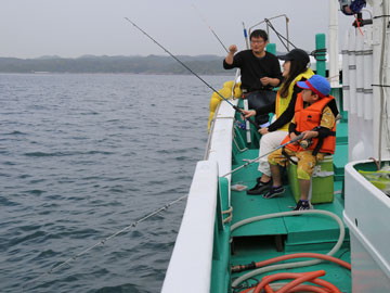 海といえば魚釣り!船からだといつもよりしっかりつれるかも!?