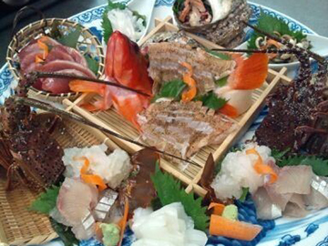 串本の鮮魚をふんだんに使ったお刺身盛り(画像は3~4人前になります)