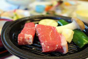 【夕食一例(牛肉の陶板焼き)】季節によって旨味たっぷりのお肉料理をご用意致します。