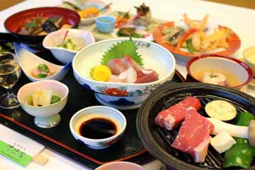 【夕食一例(スタンダード料理)】メインは季節によって内容が変わる、お肉とお魚料理二大コラボです♪