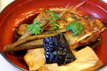 【夕食一例(鯛のかぶと煮)】季節によって旬なお魚料理をご用意致します。
