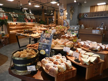 *【パン屋】館内ベーカリーで100種類のパンがお楽しみいただけます。一番人気はカレーパン！
