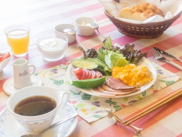 *［朝食一例］ジュース、ヨーグルト、フルーツの他に生野菜、ハム、スクランブルエッグ等をご用意