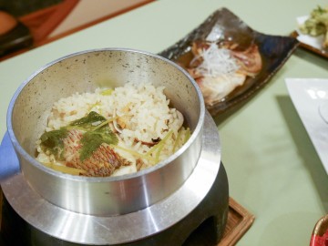 *夕食一例／近海産の鯛を使用した鯛釜飯