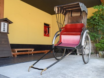 *【玄関】玄関前には人力車が置かれています。２名様6,000円～体験いただけます♪