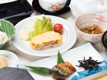 *【朝食/一例】朝は和朝食をご用意。ボリューム満点で朝からしっかり栄養チャージ☆