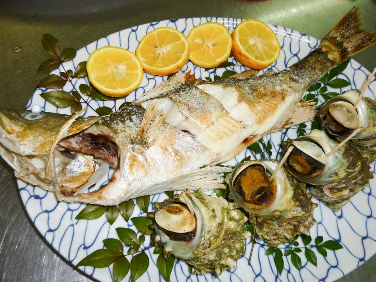 【お食事】倉岳町棚底港で取れた新鮮な魚介をつかって、贅沢に調理しています。