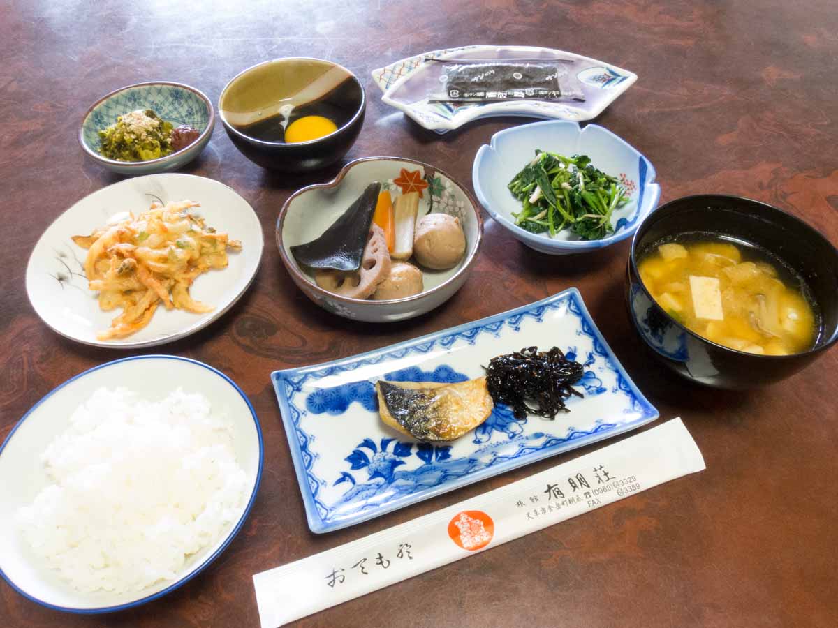 【朝食】ボリューム万点の和定食。たくさん食べて、いってらっしゃい！