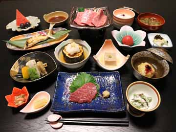 *【夕食一例】新鮮な馬刺しや豊後牛の[焼肉等、地のものや季節の食材を堪能！
