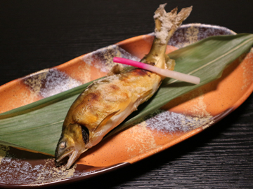 *【夕食一例】川魚の焼物。季節によってヤマメ、鮎などをご提供しています。