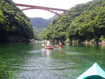 リバーカヤックで水面からの景色をお楽しみください♪