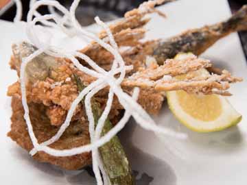 *【夕食(一例)】飛び魚のから揚げ:外はカリッと中はふわっとで鶴屋でも人気メニューです。