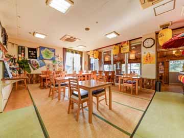 *【お食事処】島の雰囲気を味わいながらお食事とお酒をお楽しみいただける空間です。