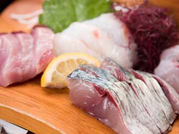 *【夕食(一例)】お造りには旬のお魚を!首折れサバなど獲れたて新鮮なお刺身は絶品です☆