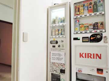 *【自販機】館内にはソフトドリンクとお酒の自販機がございます。