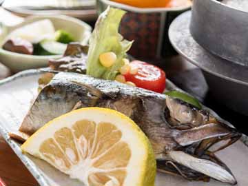 *【朝食(一例)】朝は和朝食をご用意。身がしっかりついた焼き魚も食べ応え◎!