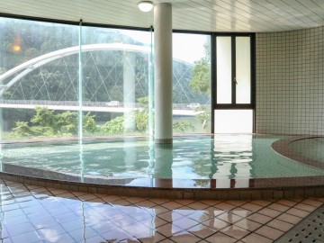 *【温泉】明るく景色が一望できる源泉100％の温泉です。