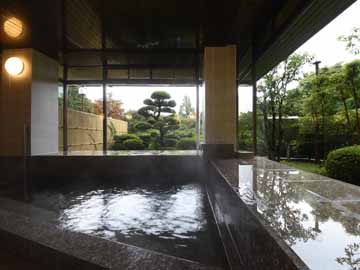 *【温泉大浴場】源泉100％かけ流し！大きな窓から庭園を望む、心落ち着く温泉です