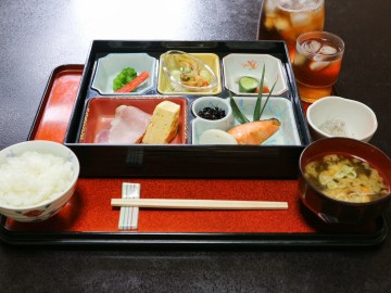 *【日替わり朝食（一例）】オーナー手作りの和定食☆メニューは仕入れによって変更します。