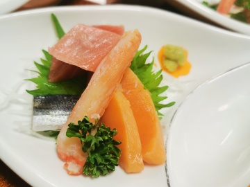 *【夕食一例】ご夕食にはお刺身もお召し上がりいただけます。