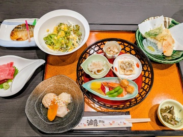 *【夕食一例】地産地消を心掛け、地元の旬な食材や調味料にこだわっております。ご賞味くださいませ。