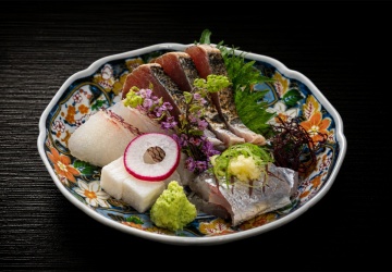 【夕食一例】贅沢・特別会席共通、旬の海の幸を盛り込んだ4種のお造里。自然本来の味をどうぞ。