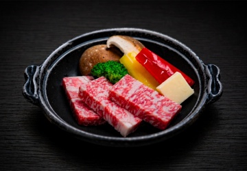 【プレミアム会席】尼子和牛ステーキの陶板焼き。濃いお肉の味をお楽しみいただけます。