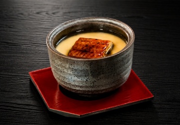 【夕食一例】鰻の旨みを閉じ込めた玉蒸し。ほっとするような優しい味わいをお楽しみください。