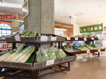 ＊館内／キャベツや大根、にんじんなど地元茨城産の野菜を販売しています。