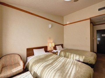 ＊洋室ツイン／落葉樹の林に囲まれた、シングルベッド2台のトイレ付きのお部屋