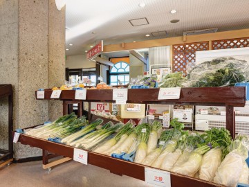 ＊館内／キャベツや大根、にんじんなど地元茨城産の野菜を販売しています。