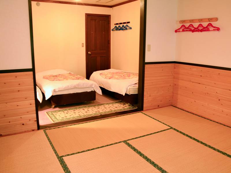 *和洋室／シングルベッド3台とお布団が敷ける畳スペースがございます