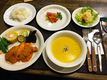 *夕食（一例）１階ダイニングにて。洋食をご用意いたします。